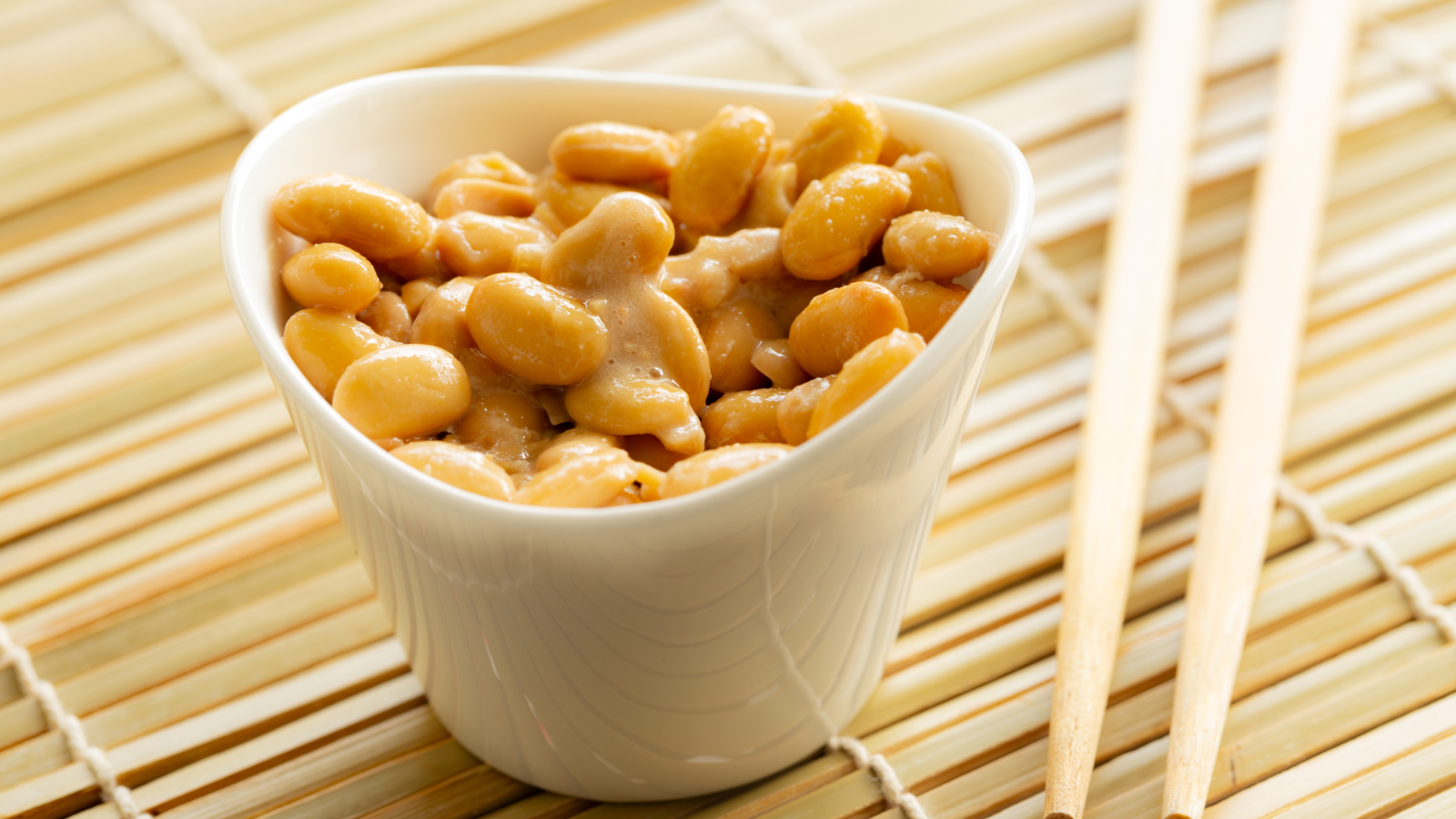 Vitamin K2 kommt reichlich in Natto vor einem fermentiertem Sojagericht